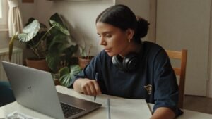 Jovem estudando em casa para se tornar gestor de trafego