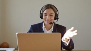 Profissional em videochamada com equipe internacional