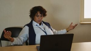 Profissional avaliando com ceticismo o resultado de uma ferramenta de IA