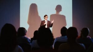 Palestrante falando para uma plateia pequena em evento de marketing