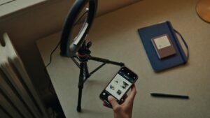 Estacao de producao de conteudo para redes sociais com celular e ring light