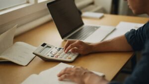 Profissional calculando a propria remuneracao sobre o caderno