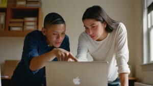 Dois colegas analisando juntos os resultados de uma campanha no notebook
